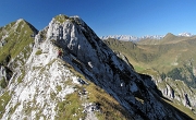 73 Si viaggia costantemente sul filo di cresta, non mi resta che superare quest'ultimo saltino roccioso...